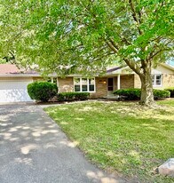 303 Jacobson Dr in Thomasboro, IL - Building Photo