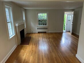 42 Hatfield Rd, Unit 1 in Newton, MA - Building Photo - Building Photo