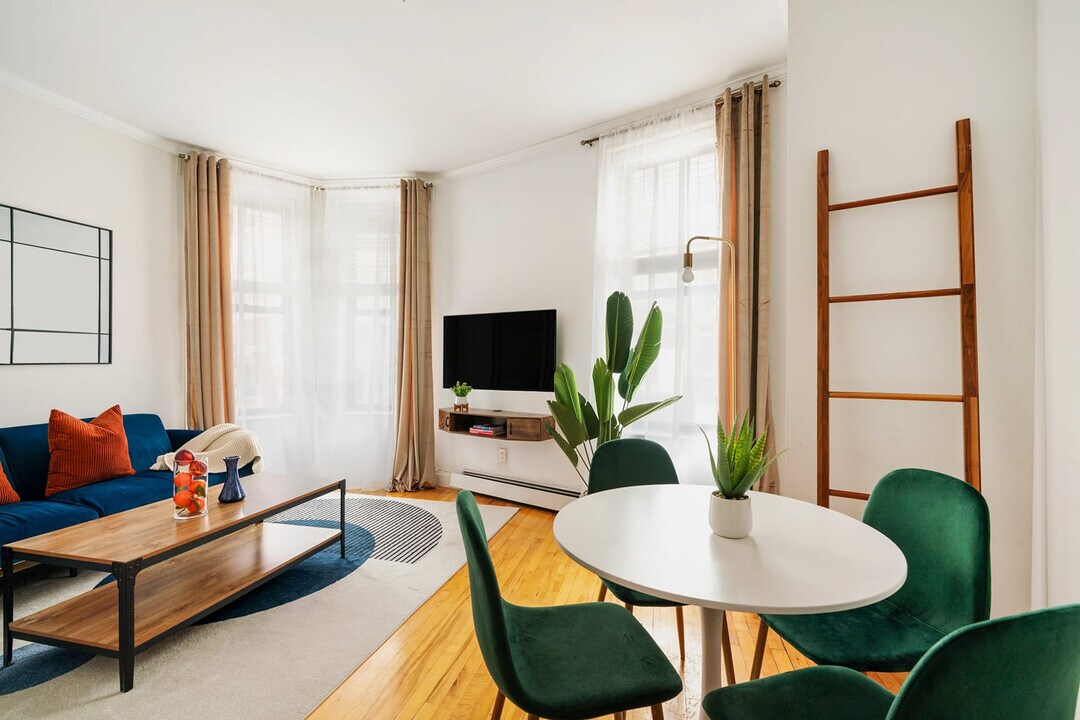 139 Christopher St in New York, NY - Building Photo