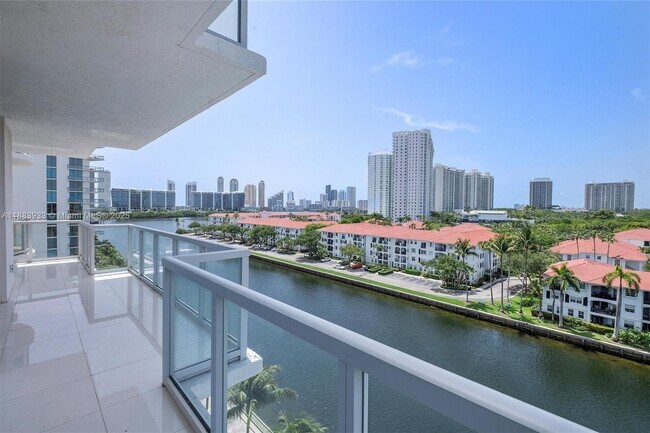 3030 NE 188th St in Aventura, FL - Building Photo - Building Photo