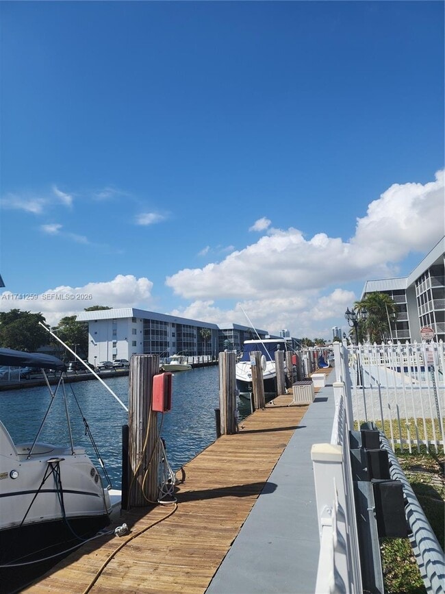 3750 NE 170th St in North Miami Beach, FL - Foto de edificio - Building Photo