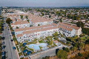 Huntington Breakers in Huntington Beach, CA - Building Photo