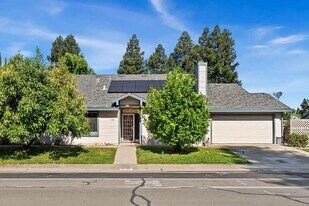 5740 Laguna Park Dr in Elk Grove, CA - Building Photo