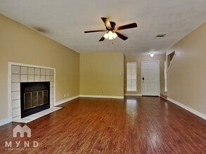 1004 E Logan St in Round Rock, TX - Foto de edificio - Building Photo
