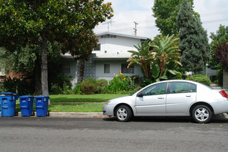 703 E Magnolia Blvd in Burbank, CA - Building Photo - Building Photo