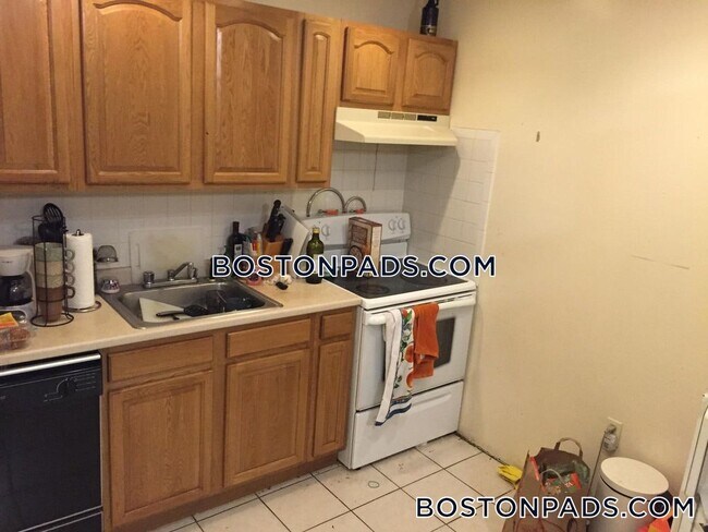 104 Hammond St in Boston, MA - Building Photo - Building Photo