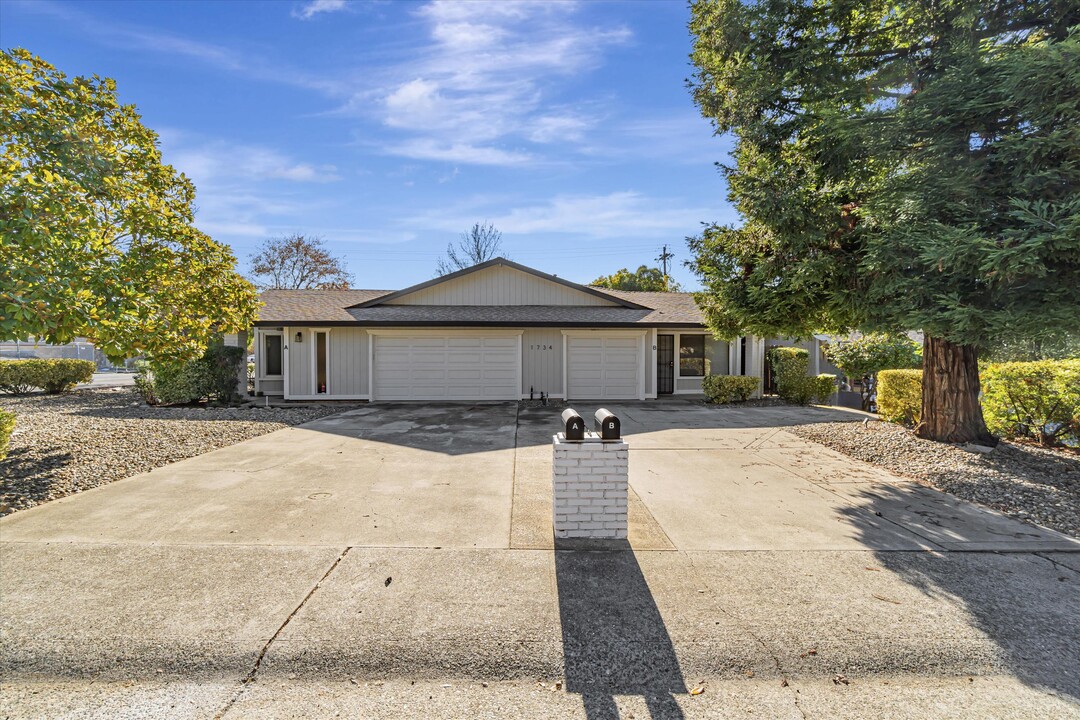 1734 Kent St in Roseville, CA - Building Photo