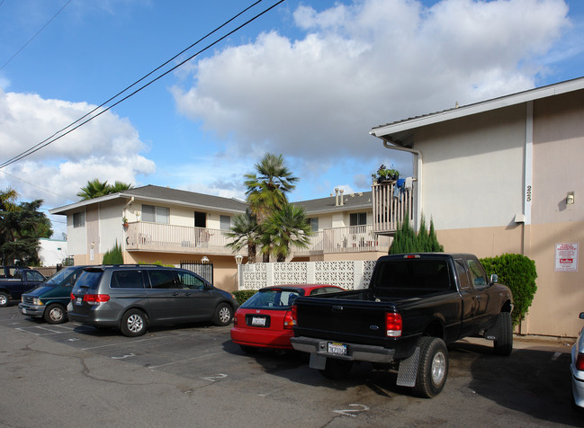 225 Chinaberry Ln in San Marcos, CA - Foto de edificio - Building Photo