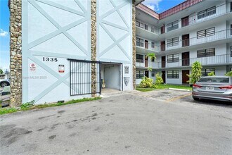 1335 W 68th St, Unit 207 in Hialeah, FL - Foto de edificio - Building Photo
