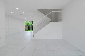 1543 SE 24th Ct in Homestead, FL - Building Photo - Building Photo
