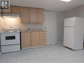12 Glenstroke Dr in Toronto, ON - Building Photo - Building Photo