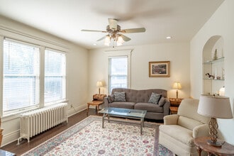 585 W Ferry St in Buffalo, NY - Building Photo - Interior Photo