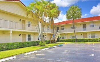 3688 N University Dr, Unit Holiday Village Unit#3688 in Coral Springs, FL - Building Photo - Building Photo