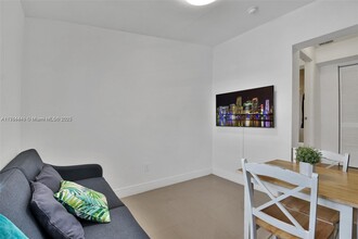 6966 Byron Ave in Miami Beach, FL - Foto de edificio - Building Photo