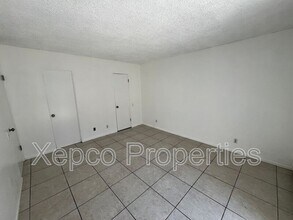 556 E Chuckwalla Rd in Palm Springs, CA - Foto de edificio - Building Photo