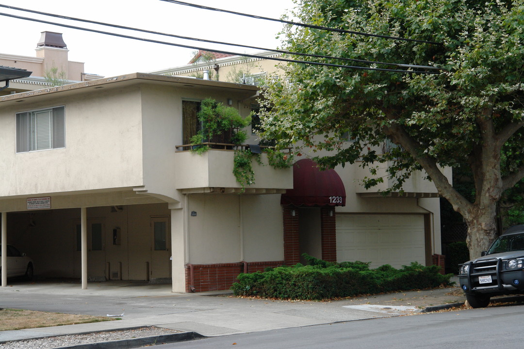 1233 Floribunda Ave in Burlingame, CA - Building Photo