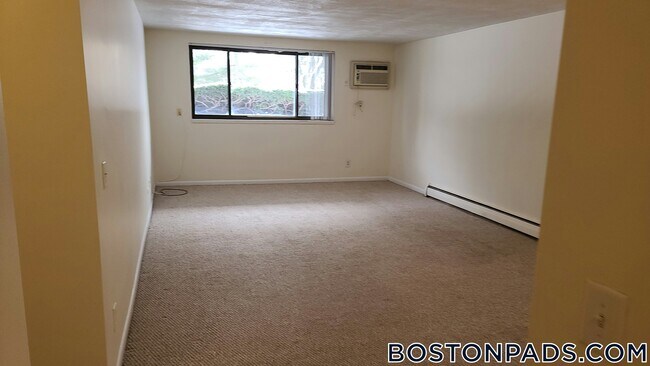 16 Whites Ave, Unit 13 in Watertown, MA - Foto de edificio - Building Photo