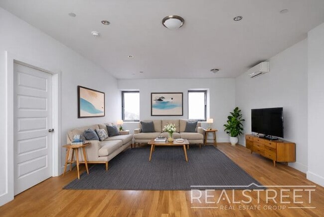 LUXURY 1 BED LOFT in Queens! in Queens, NY - Foto de edificio - Building Photo