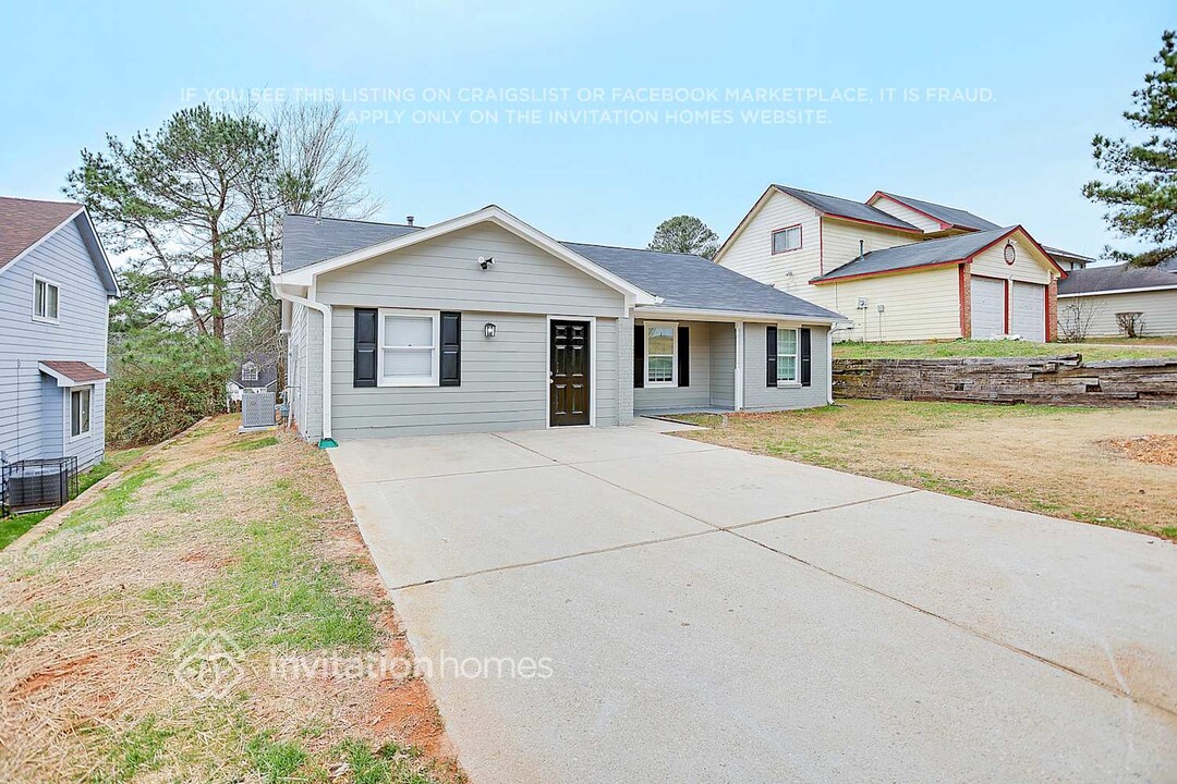 1973 Corners Cir in Lithonia, GA - Building Photo