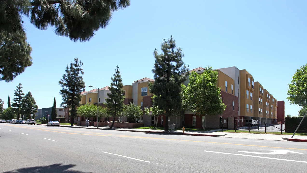 Castlewood Terrace in Granada Hills, CA - Foto de edificio