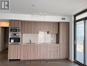 11-2111 Wellesley St W in Toronto, ON - Building Photo - Building Photo