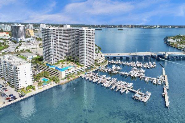 7601 E Treasure Dr in North Bay Village, FL - Building Photo