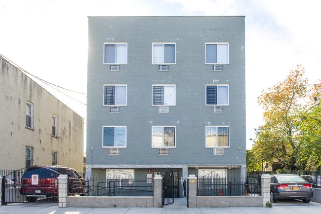 140 Glen St in Brooklyn, NY - Foto de edificio - Building Photo