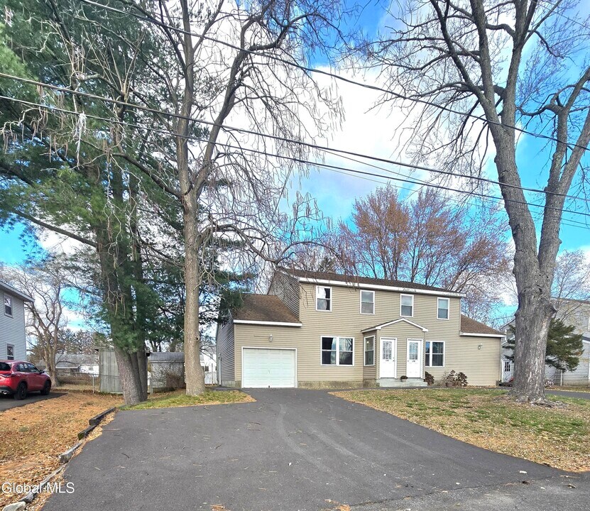 19 Commodore St in Albany, NY - Building Photo