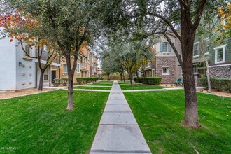 162 W Commerce Ct in Gilbert, AZ - Foto de edificio - Building Photo