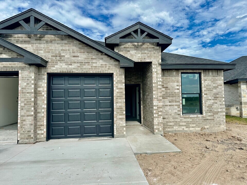 1002 Escondido Ln E, Unit Duplex Escondido in Harlingen, TX - Building Photo