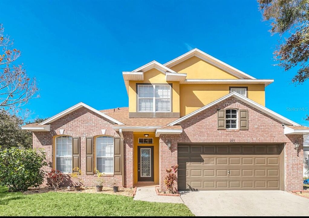 223 Largovista Dr in Oakland, FL - Building Photo