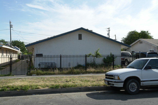 323-329 W 11th St in Merced, CA - Building Photo - Building Photo