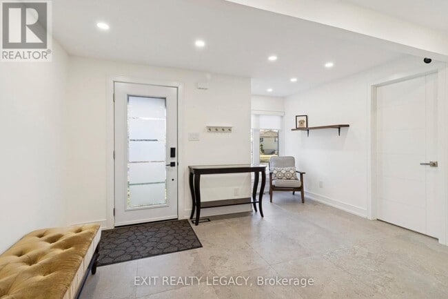 4 Oak Ct in Aurora, ON - Building Photo - Building Photo