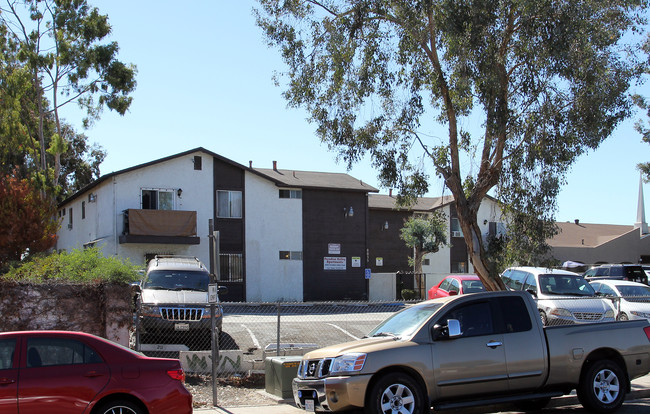 8035 Paradise Valley Rd in San Diego, CA - Foto de edificio - Building Photo