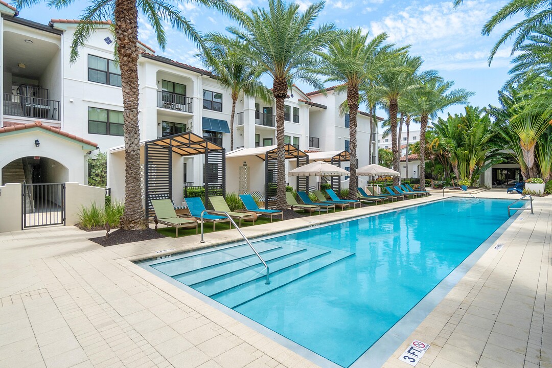 Cortland West Palm in West Palm Beach, FL - Building Photo