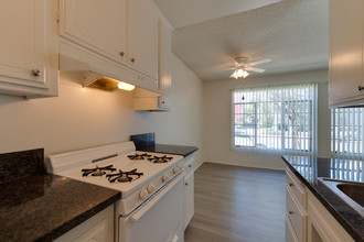 Villa Verde Apartments in Encino, CA - Building Photo - Building Photo
