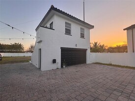 16934 SW 92nd St Cir, Unit studio in Miami, FL - Building Photo