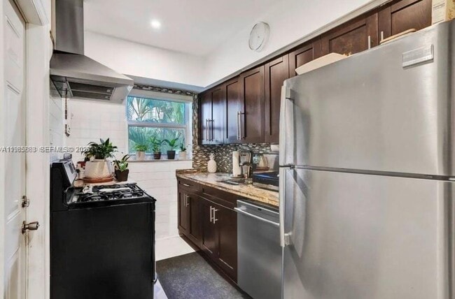 10076 E Bay Harbor Dr in Bay Harbor Islands, FL - Building Photo - Building Photo