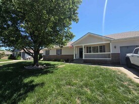 8732 Eagle's Landing Dr in Manhattan, KS - Building Photo