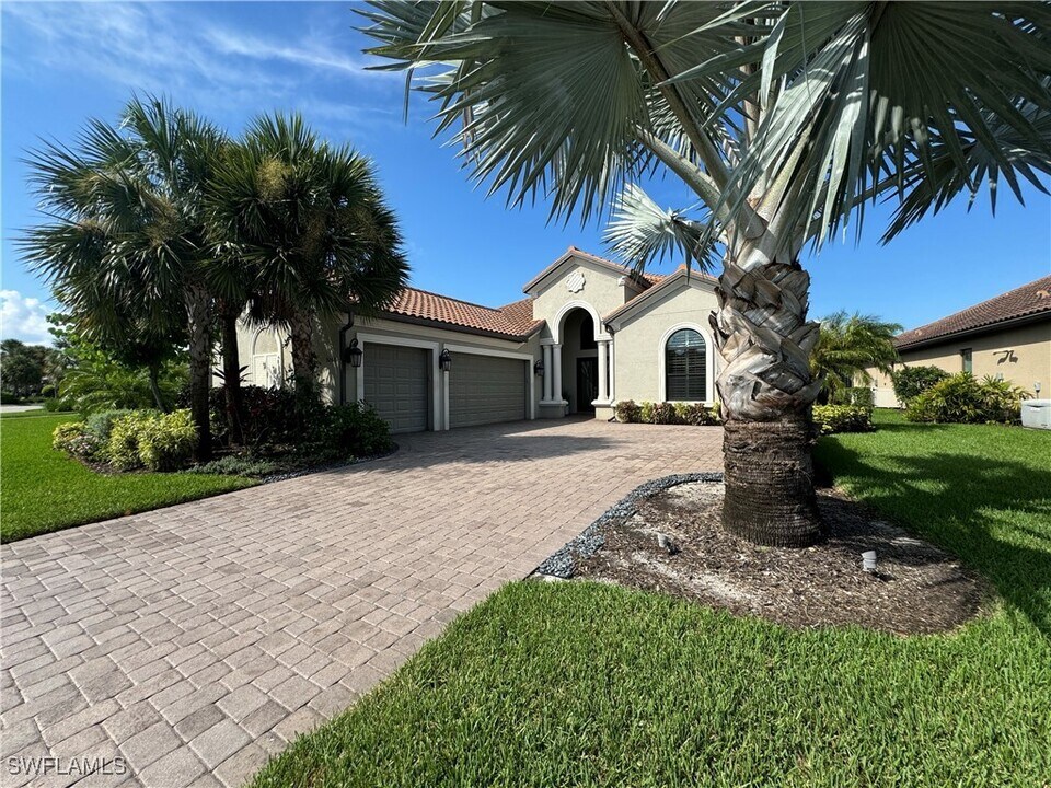 9262 Rialto Ln in Naples, FL - Building Photo