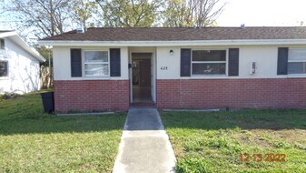 4128 Shoreline Dr in New Port Richey, FL - Building Photo