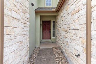 2410 Great Oaks Dr in Round Rock, TX - Building Photo - Building Photo