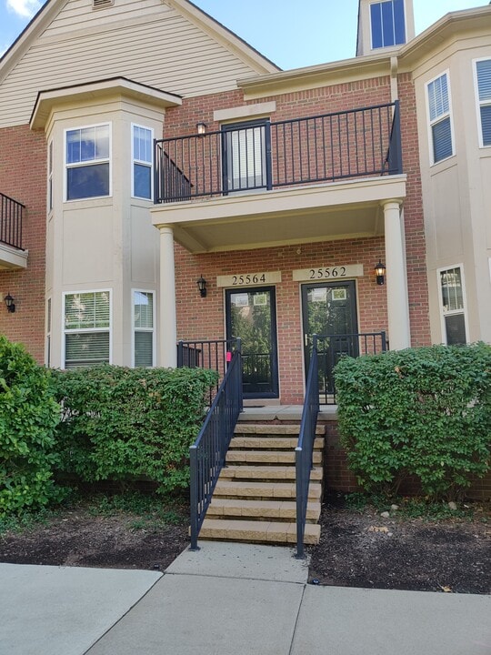 25564 Portico Ln, Unit 25564 in Novi, MI - Building Photo