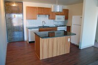 kitchen w/granite - The Highland Square Apartamentos in Akron, Ohio