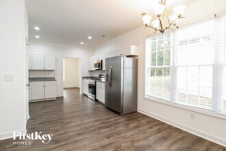 1818 Yarborough Dr in Greensboro, NC - Foto de edificio - Building Photo