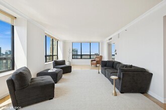180 E Pearson St in Chicago, IL - Building Photo - Building Photo