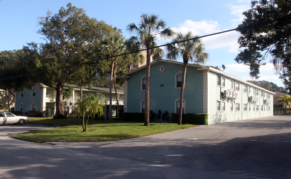 Tara House West Apartments in Tampa, FL - Building Photo