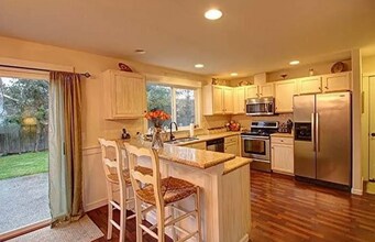 3218 F Ave in Anacortes, WA - Foto de edificio - Building Photo