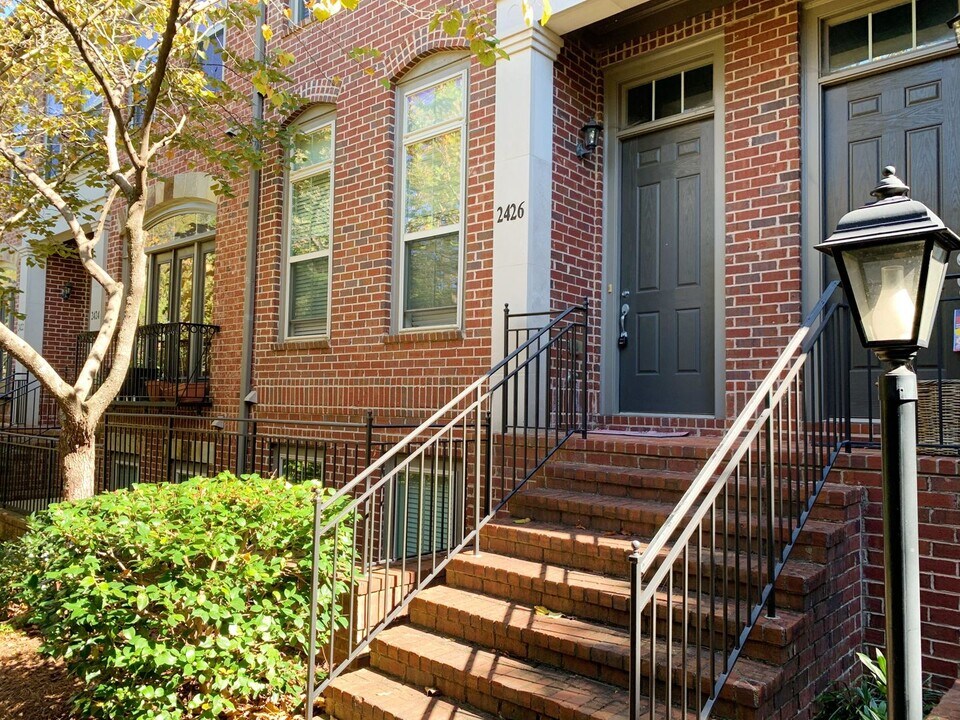 2426 Crescent Park Ct in Atlanta, GA - Building Photo