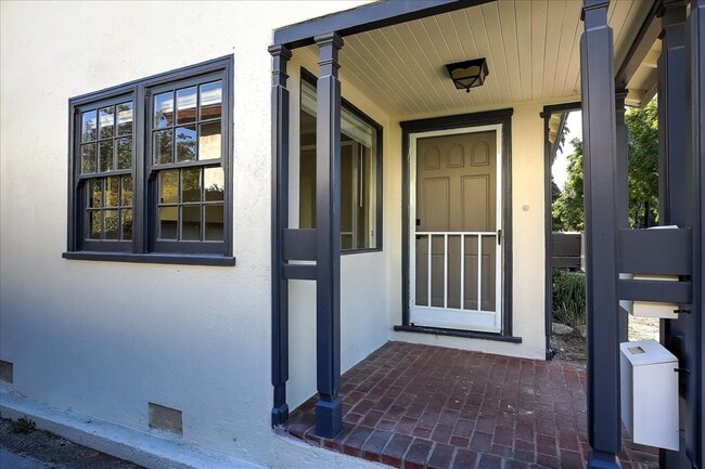 721 W Mission St in Santa Barbara, CA - Building Photo - Building Photo